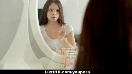 Две молоденькие лесбиянки подарили друг другу заветный оргазм