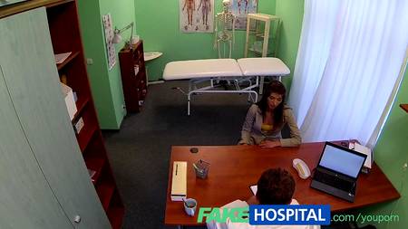 Доктор попользовался пациенткой