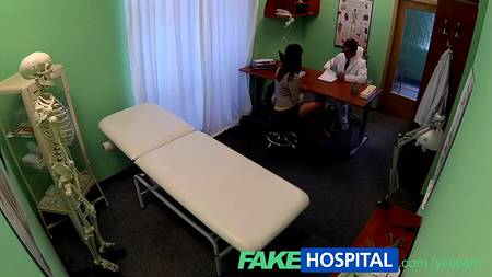 Доктор попользовался пациенткой