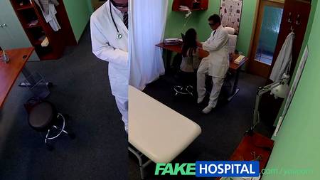 Доктор попользовался пациенткой