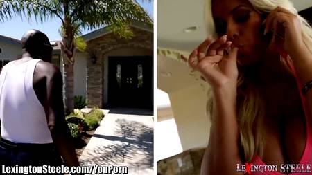 Негр насадил на свой большой член грудастую блондинку