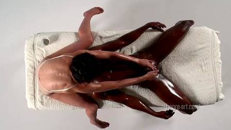 Белая девушка сделала интимный массаж негру