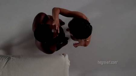 Белая девушка сделала интимный массаж негру