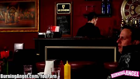 Брюнет получил глубокий минет перед вагинальным перепихоном