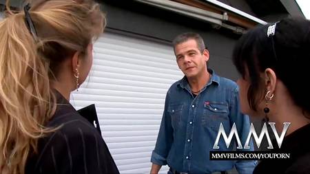 Две раскрепощенные тетки соблазнили мускулистого паренька