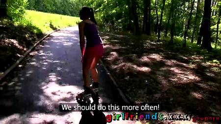 Нежные студентки перепихнулись в кровати и страстно кончили