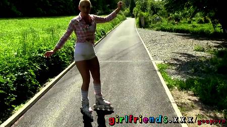 Нежные студентки перепихнулись в кровати и страстно кончили