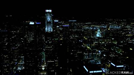 Накаченные негры оприходовали в жопу белую сучку и напоили спермой