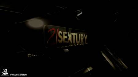 Лысый мужчина кончил в рот рыжеволосой сучке с натуральной грудью