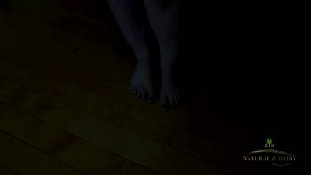 Пышногрудая толстушка активно мастурбирует мохнатую киску