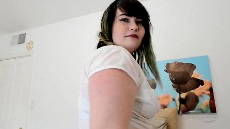 Пышногрудая толстушка активно мастурбирует мохнатую киску