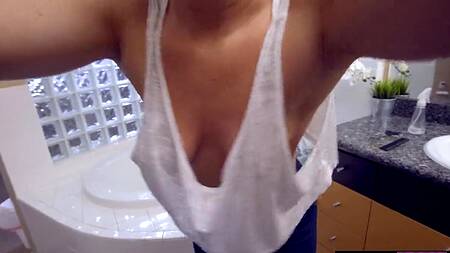 Парикмахерша стрижет парня дома и жарко с ним трахается