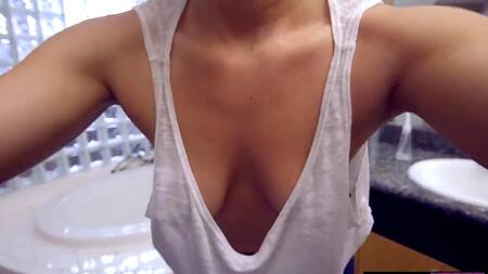 Парикмахерша стрижет парня дома и жарко с ним трахается