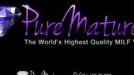 Блондинка раздвигает ноги, чтобы парень первым делом сделал ей куни