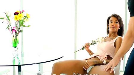 Нежно лижет киску красивой негритянки и трахает её