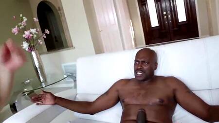 Телка в белом белье встречает негра во дворе и отдается в очко