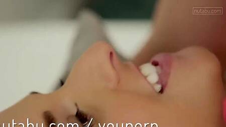 Веселой красотке хочется начать день с секса