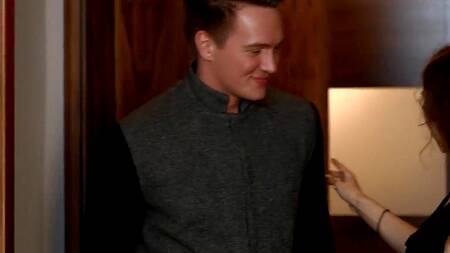 К милашке приходит русский парень, чтобы её трахнуть