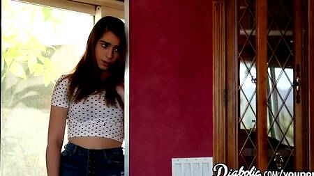 Молоденькая красотка в шортах хочет дать опытному мужику