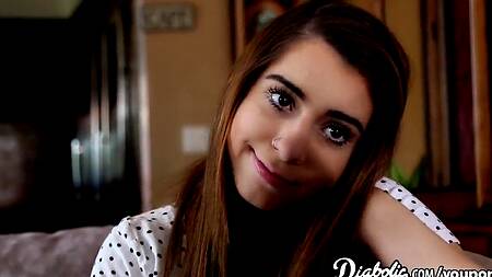 Молоденькая красотка в шортах хочет дать опытному мужику