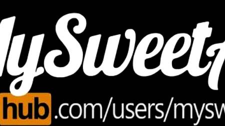 Пара во время поездки трахается в поезде