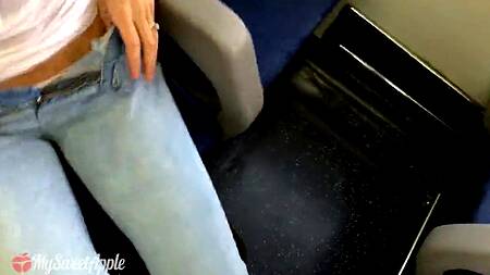 Пара во время поездки трахается в поезде