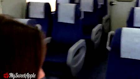 Пара во время поездки трахается в поезде