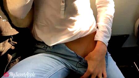 Пара во время поездки трахается в поезде