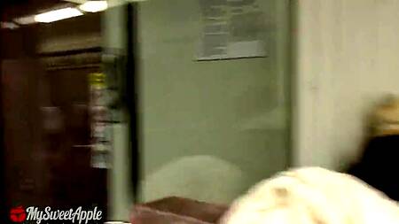 Пара во время поездки трахается в поезде