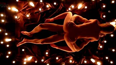 Пара при свечах красиво занимается чувственным сексом