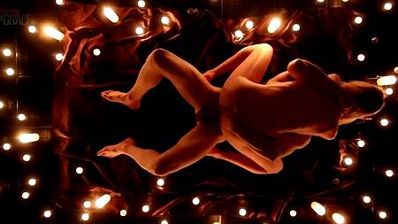 Пара при свечах красиво занимается чувственным сексом