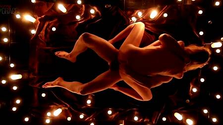 Пара при свечах красиво занимается чувственным сексом