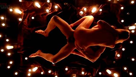 Пара при свечах красиво занимается чувственным сексом