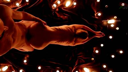 Пара при свечах красиво занимается чувственным сексом