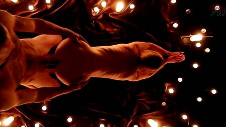 Пара при свечах красиво занимается чувственным сексом