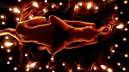 Пара при свечах красиво занимается чувственным сексом