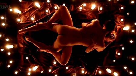 Пара при свечах красиво занимается чувственным сексом