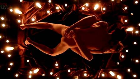 Пара при свечах красиво занимается чувственным сексом