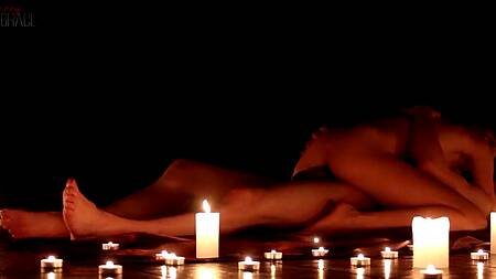 Пара при свечах красиво занимается чувственным сексом