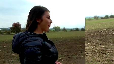 Встретил телку на проселочной дороге и развел её на секс