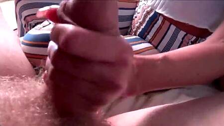 Красивая мачеха сосет член пасынка перед походом на пляж