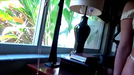 Красивая мачеха сосет член пасынка перед походом на пляж