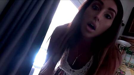 Красивая мачеха сосет член пасынка перед походом на пляж