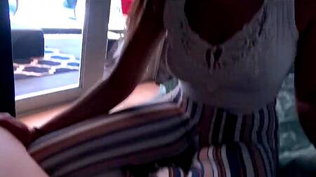 Красивая мачеха сосет член пасынка перед походом на пляж