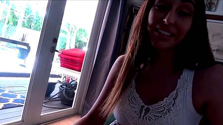 Красивая мачеха сосет член пасынка перед походом на пляж