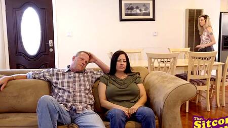 Брат со сводной сестрой ебутся за спиной родителей