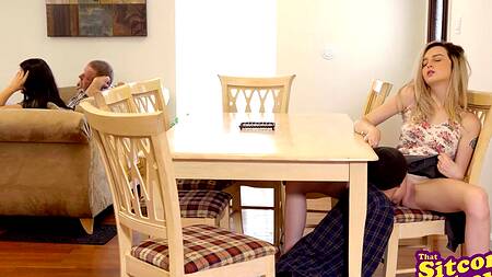 Брат со сводной сестрой ебутся за спиной родителей