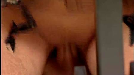 Мужик в тренажерном зале прет рыжую тетку