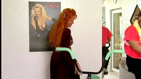 Мужик в тренажерном зале прет рыжую тетку