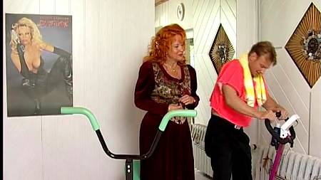 Мужик в тренажерном зале прет рыжую тетку